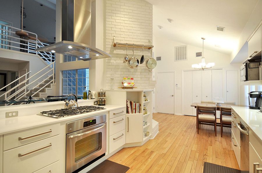 Дизайн белой кухни со светлыми деревянными полами