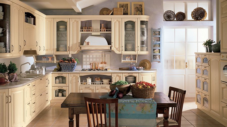 Угловой гарнитур в классическом стиле в интерьере кухни