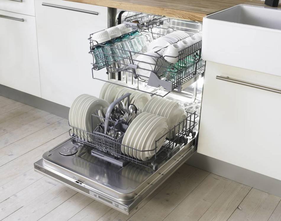 Посудомоечная машина, встроенная в нижний шкаф кухонного гарнитура 