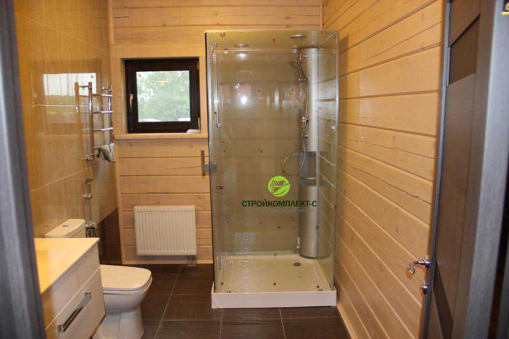 Вид ванной комнаты изнутри в доме из профилированного бруса, фото с объекта