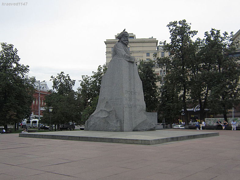 Театральная площадь. Памятник Карлу Марксу