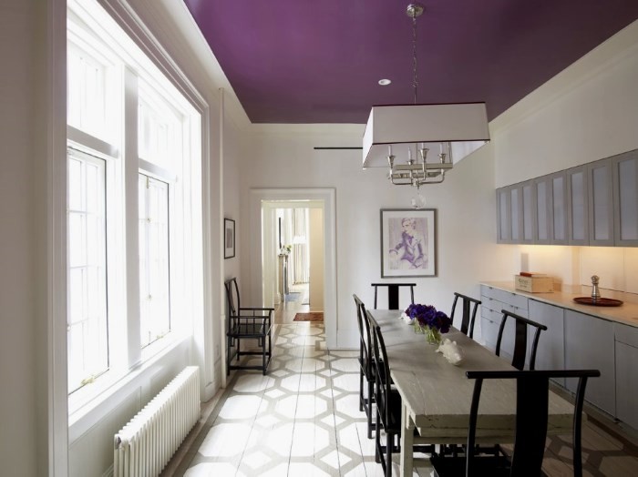 Потолок на кухне баклажанового цвета