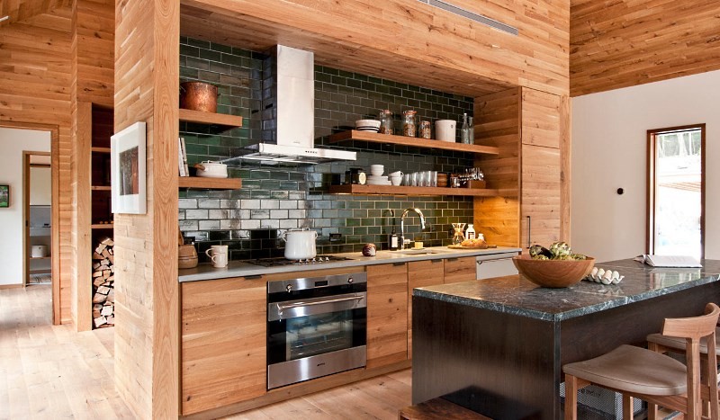Кухня ниша в деревянном доме