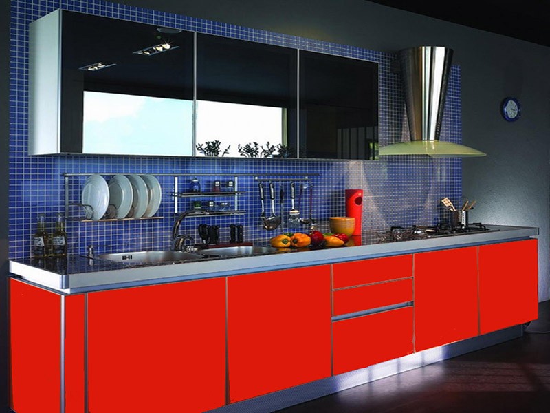 Синие стены красные фасады на кухне