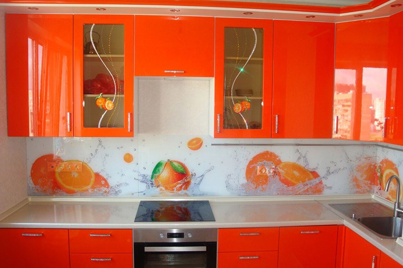 Апельсины на фартуке в цвет фасадов кухни