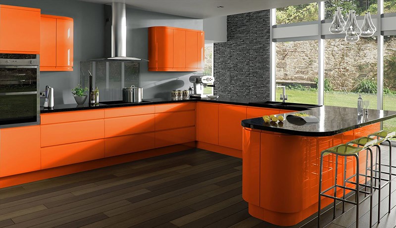 Идеальное сочетание темно-серого и оранжевого цветов в интерьерном дизайне