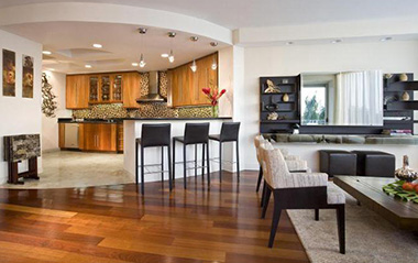 Дизайн кухни, совмещенной с залом, эффектно будет смотреться не только в маленькой квартире, но и в большом доме