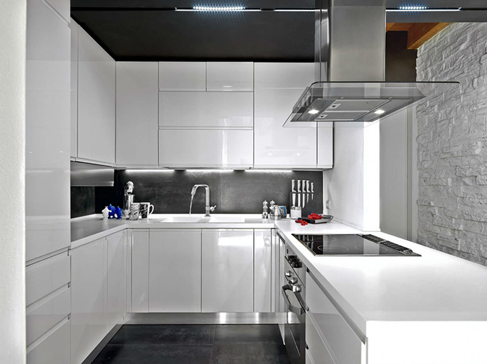 Глянцевые поверхности – идеальны для кухонь в стиле минимализм