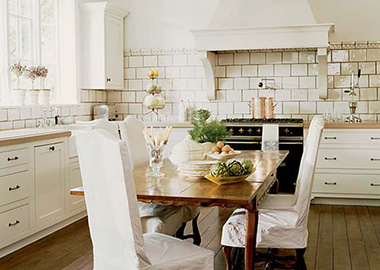 Белая кухня в стиле прованс отлично смотрится с деревянным столом