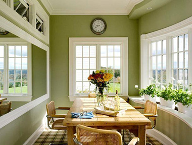 Стены фисташкового цвета делают интерьер кухни спокойным и уютным