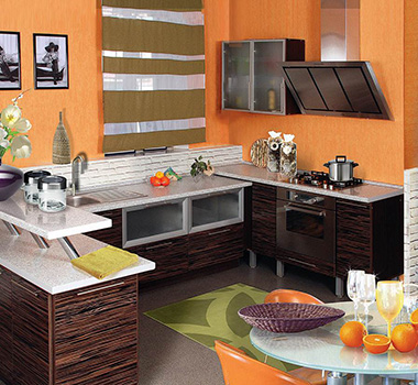 Сочетание коричневого и оранжевого цветов в интерьере кухни — смелое дизайнерское решение. Не каждому дано найти идеальный баланс сочных красок с теплыми древесными оттенками.