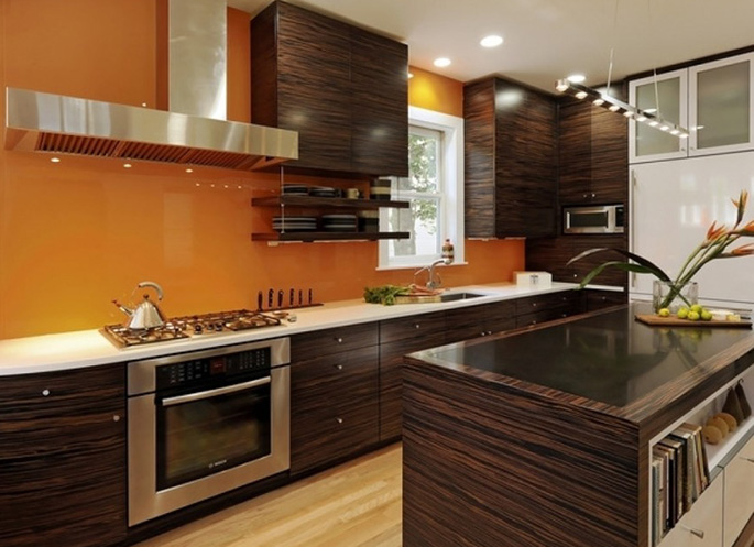 Оранжевые стены идеально вписываются в кухонный интерьер с коричневой мебелью