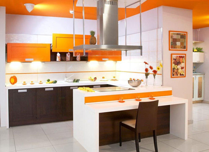 Оранжево-коричневый интерьер кухни дополняют элементами декора, текстилем и аксессуарами (салфетки, полотенца, подушки, вазы, прихватки, посуда и т. п.)
