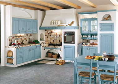 Кухня, оформленная в деревенском стиле, наполнена атмосферой старины