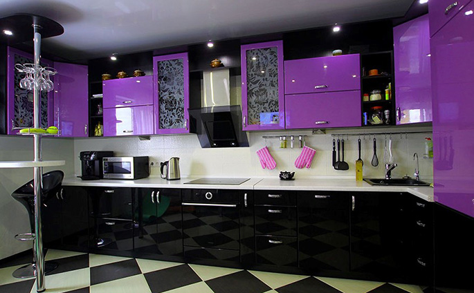 Сиренево-черная кухня привнесет в интерьер стиль и изысканность