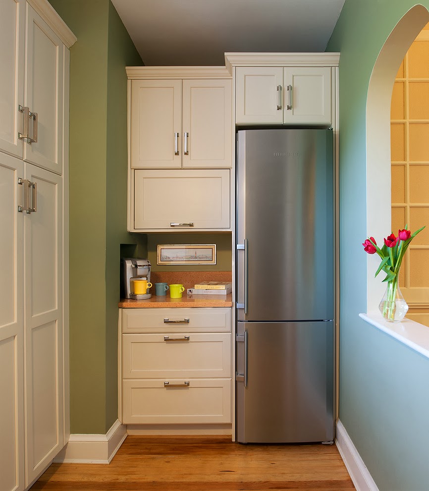Правильно расположить холодильник на кухне бывает не очень просто
