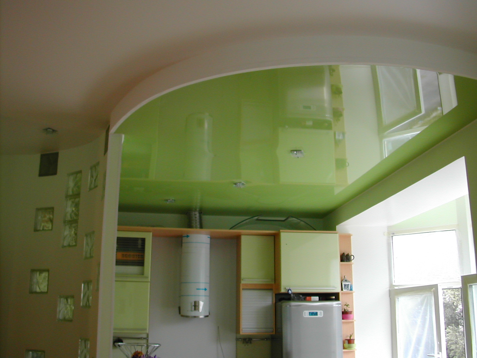 Подвесной натяжной потолок для кухни в салатовом цвете