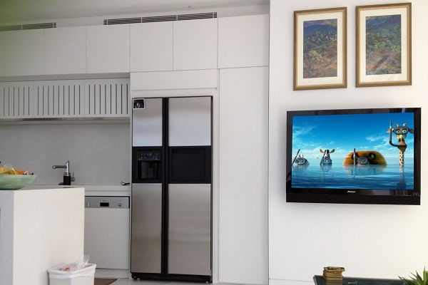Плоский телевизор в интерьере кухни