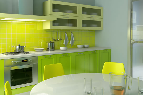 Светло-зелёные тона в дизайне кухни с жёлтым фартуком