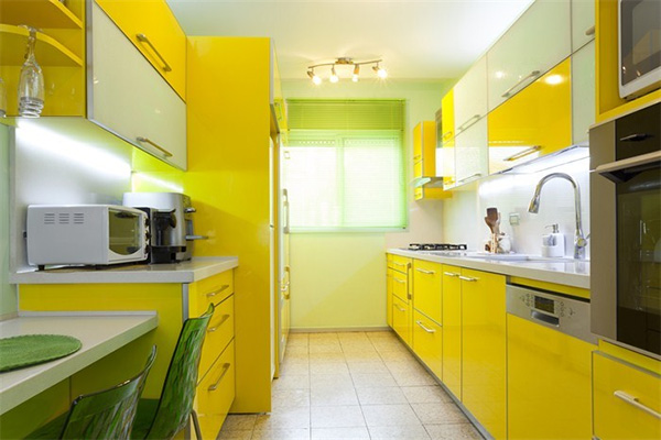 Кухонный гарнитур ярко-жёлтого цвета