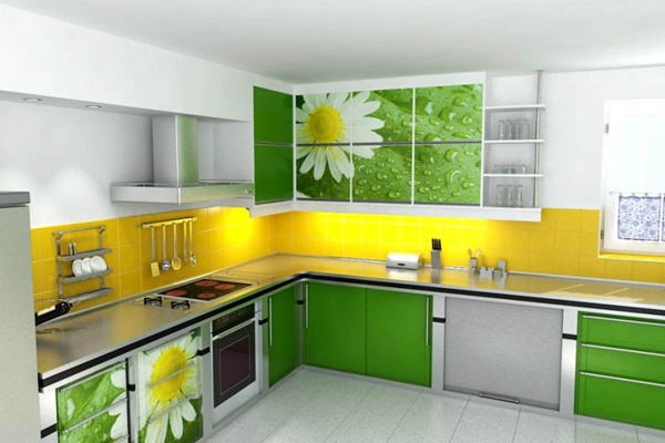 Фасады зелёного цвета с изображением полевых цветов на белой кухне с ярко-жёлтым фартуком
