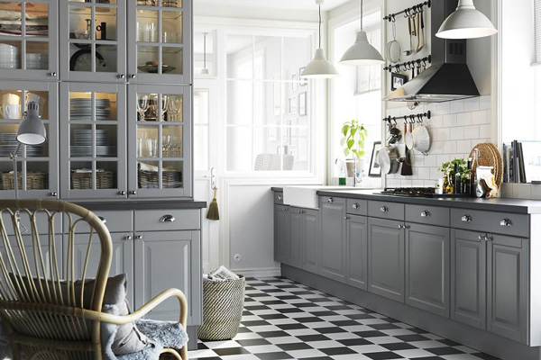 Серый кухонный гарнитур с черно-белым полом