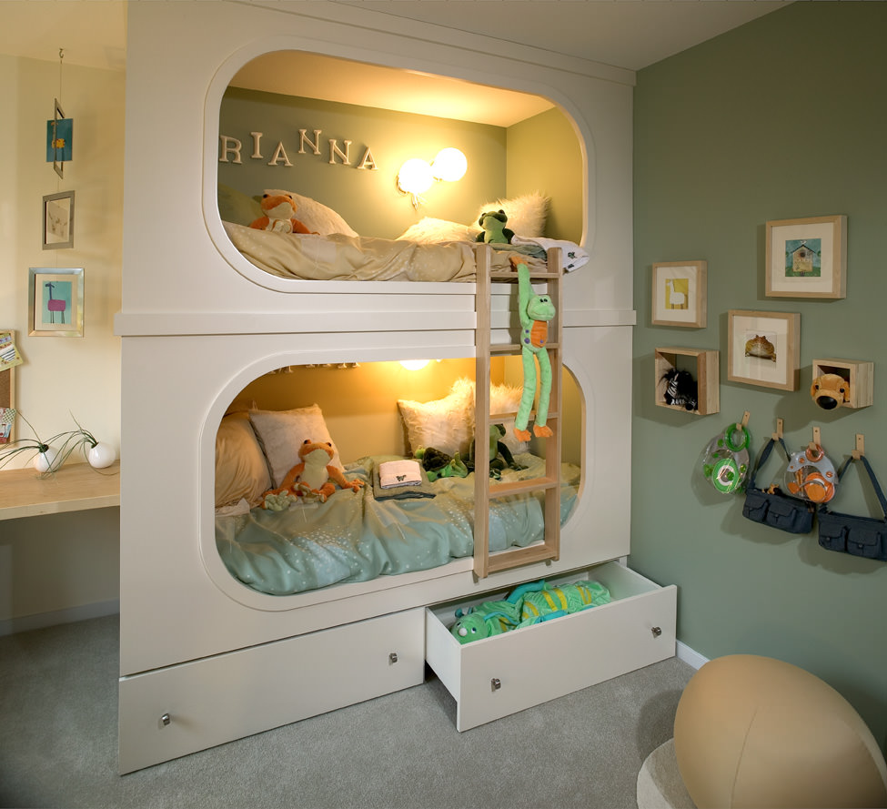 Красивая двухъярусная кровать в интерьере детской комнаты