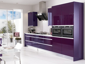Вид фиолетовой кухни
