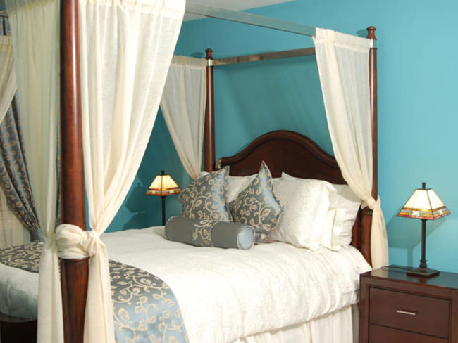 Elegant-Canopy-Bed-Curtains