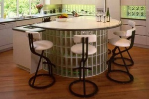Кухонный столик с основанием из стеклоблоков