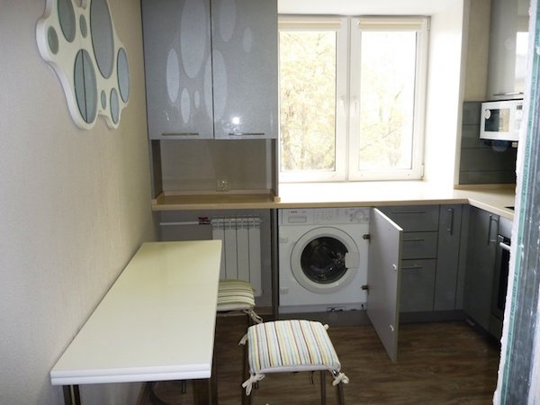 Кухня со стиральной машиной и маленьким столиком