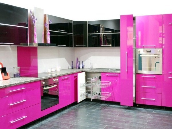 розовый цвет в интерьере кухни