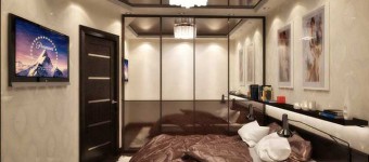 Дизайн спальни с натяжным потолком и шкафом купе