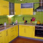 Зеленый кухонный фартук на желтой кухне. Фото 11