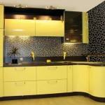 Сочетание желтой кухни с черным цветом. Фото 3