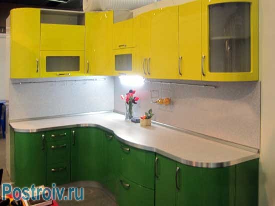 Сочетание желтого и зеленого цвета на кухне. Фото 7