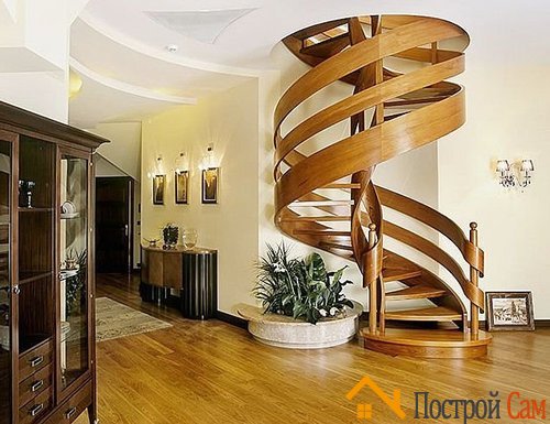 Винтовая лестница изготовленная полностью из дерева