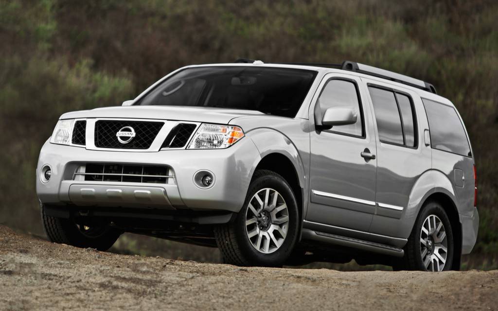 2012-Nissan-pathfinder-front-three-quarters