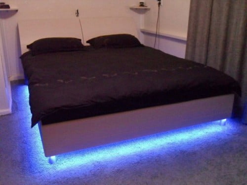 Фото: светодиодная подсветка в спальном интерьере