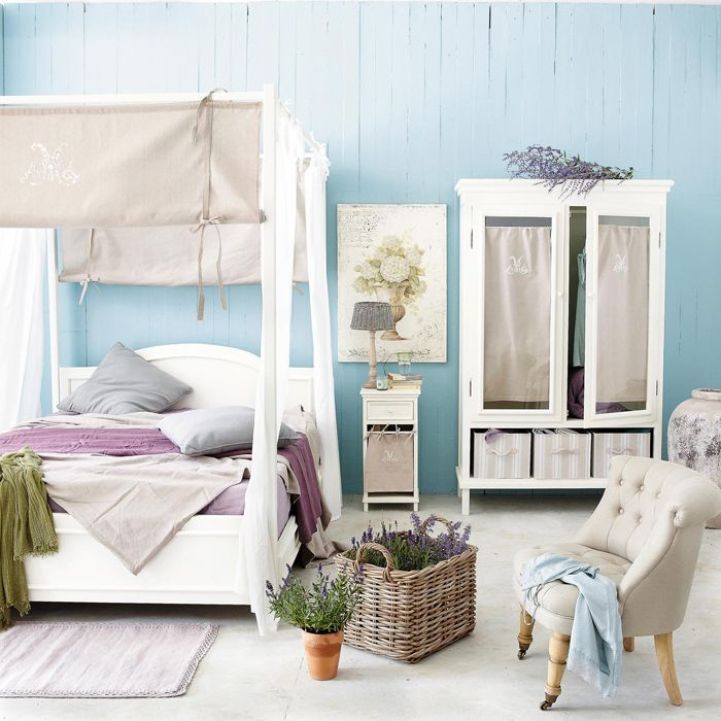 Спальня прованс с кроватью с балдахином в бело-голубых тонах