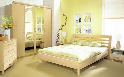 Дизайн интерьера спальной комнаты с деревянным гарнитуром