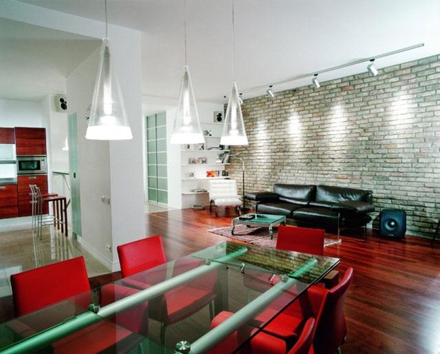 гостиная в стиле техно, совмещенная с кухней, с преобладанием красных и серых оттенков