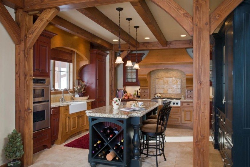 Массивные деревянные балки и утонченные классические элементы в интерьере кухни