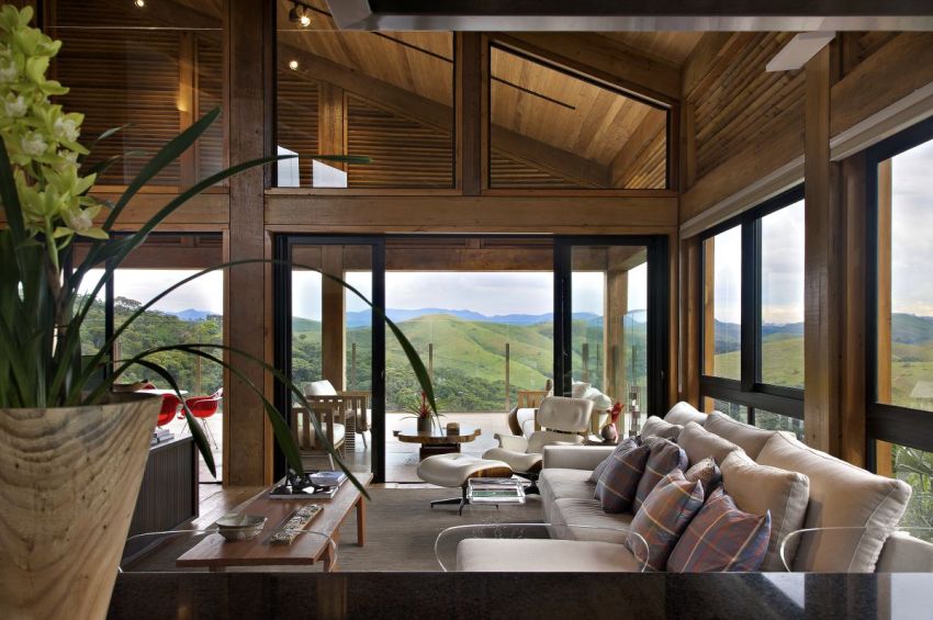 Стены деревянного дома выполнены из стеклянных энергосберегающих конструкций