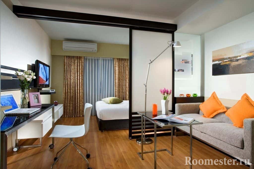 Спальня и гостиная в одной комнате отделенной полупрозрачной перегородкой