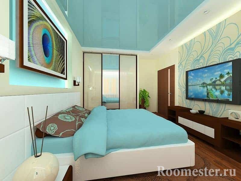 Вытянутая спальня с глянцевым потолком бирюзового цвета