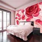 Красные розы на стене в спальне