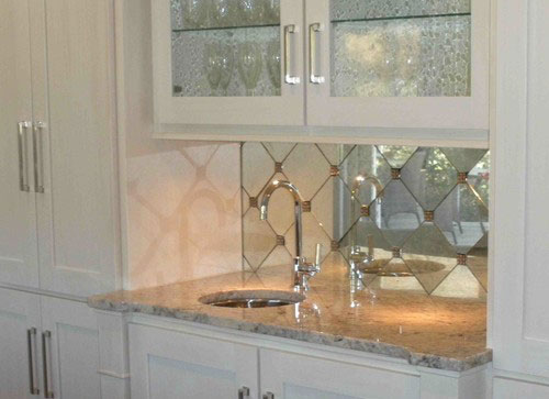 зеркальная плитка на кухне