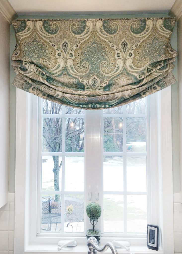 Оформление кухонного окна римскими шторами фото