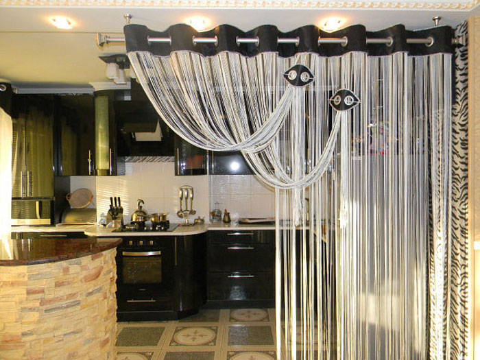 Фото примера разделения зон в квартире-студии с помощью нитевых штор
